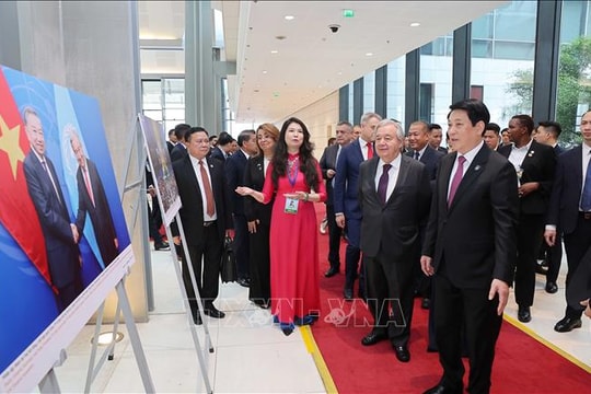 Công ước Hà Nội: Chủ tịch nước Lương Cường và Tổng Thư ký LHQ xem trưng bày ảnh của TTXVN