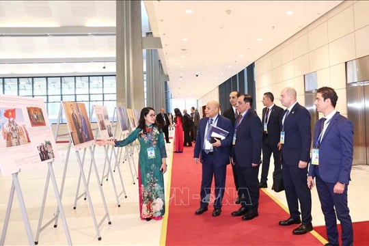 Trưng bày ảnh của TTXVN tại Lễ mở ký Công ước Hà Nội