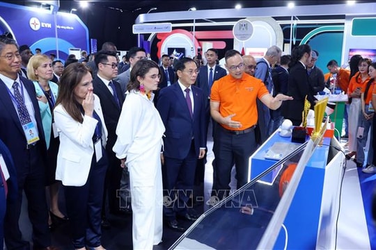 Các Trưởng đoàn dự Lễ mở ký Công ước Hà Nội tham quan Triển lãm công nghệ