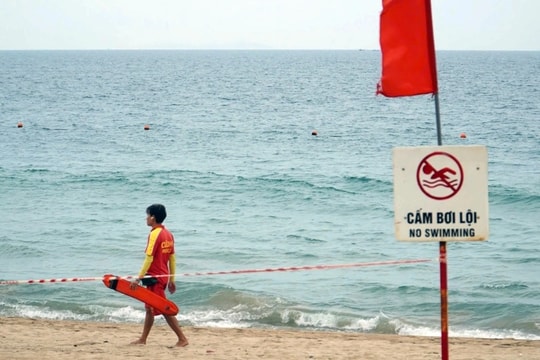 Nhiều du khách gặp nạn khi tắm biển Nha Trang