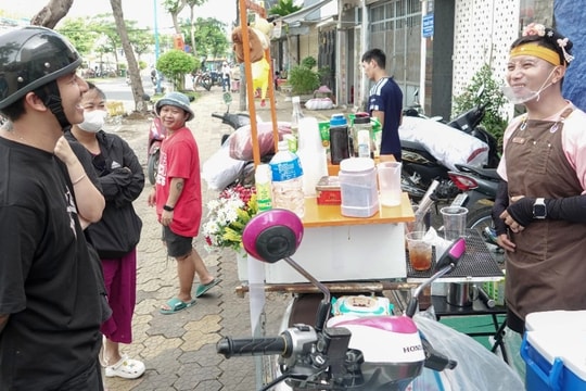 Chủ cà phê vỉa hè khiến dân công sở mỗi sáng sớm mở livestream nghe 2 tiếng