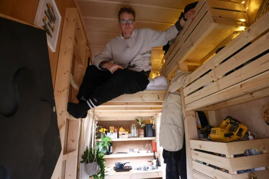 Sống trong thùng rác để tiết kiệm tiền nhà