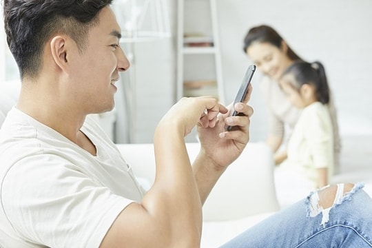 Khi smartphone ngăn đôi thế giới vợ chồng