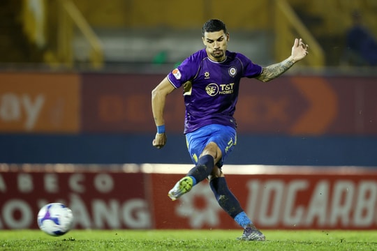 Đỗ Hoàng Hên giúp Hà Nội FC thắng ngược TP HCM