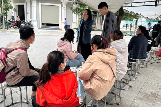 Xếp hàng xuyên đêm nộp hồ sơ mua nhà xã hội tại Hà Nội