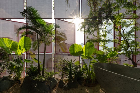 Nhà ống hướng Tây giảm nắng nóng bằng 2 lớp cách nhiệt