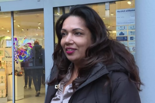 Hàng trong nước đắt đỏ, người Hà Lan đổ sang Đức mua sắm