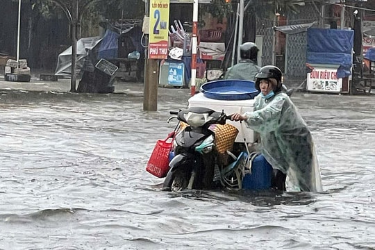 Phố biển Tuy Hoà ngập nặng sau mưa lớn