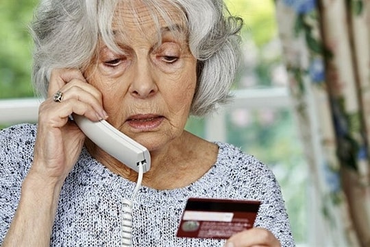 Mẹ tôi như người mất hồn chờ cuộc gọi lừa đảo tặng quà