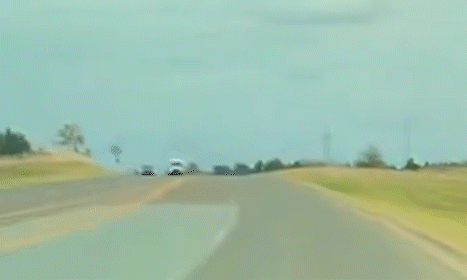 Cường kích Mỹ hạ cánh khẩn trên đồng, suýt quệt phải ôtô