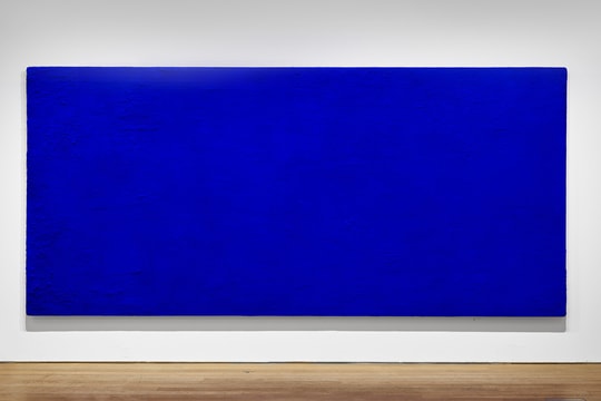 Bức tranh chỉ một màu xanh được đấu giá 21 triệu USD