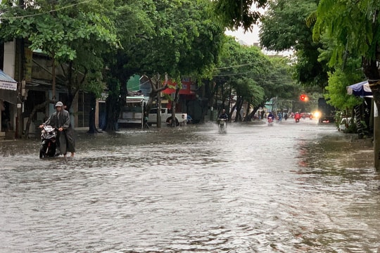 Đường phố Tuy Hòa ngập nặng sau mưa lớn
