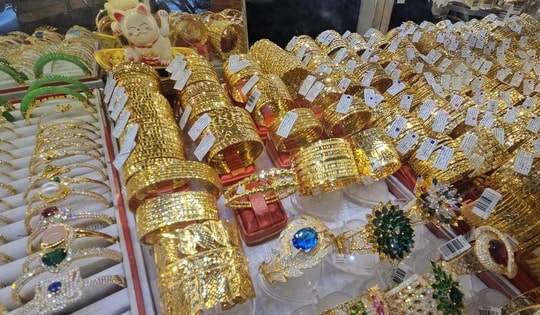 Sáng 25-10, giá vàng nhẫn lại vượt vàng miếng SJC