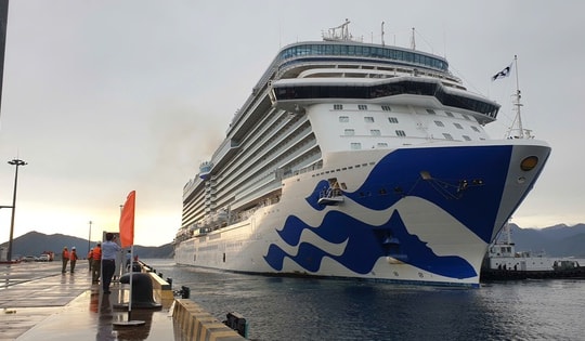 CLIP: Tàu biển quốc tế với 1.200 du khách cập cảng Cam Ranh