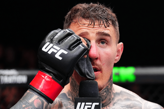 Cao thủ muay Thái chọc mắt nhà vô địch UFC, trọng tài ra quyết định chưa từng có