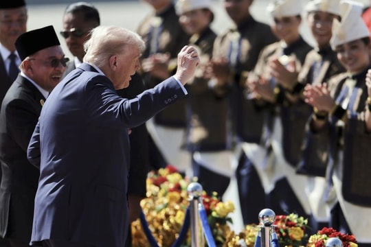 Khoảnh khắc Tổng thống Trump nhún nhảy cùng vũ công khi đến sân bay Malaysia