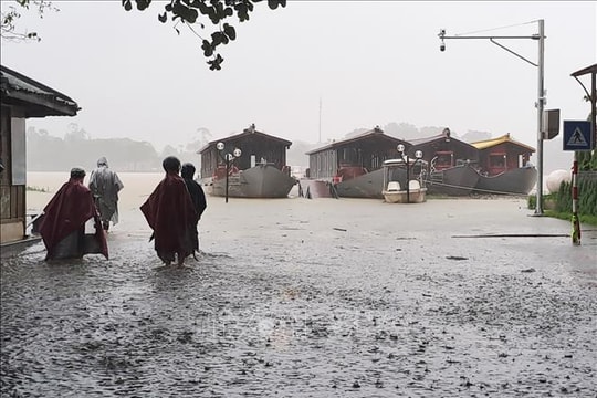 Học sinh thành phố Huế nghỉ học ngày 27/10 do mưa lớn