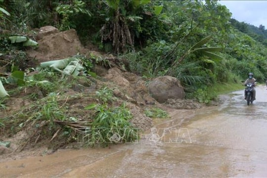 Mưa lớn trên diện rộng gây nhiều thiệt hại về giao thông
