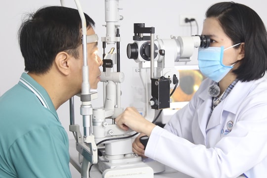 Pháo nổ ngày Tết khiến người đàn ông suýt mù mắt