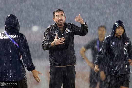 HLV Kewell xin dừng trận đấu ở V-League vì mưa to