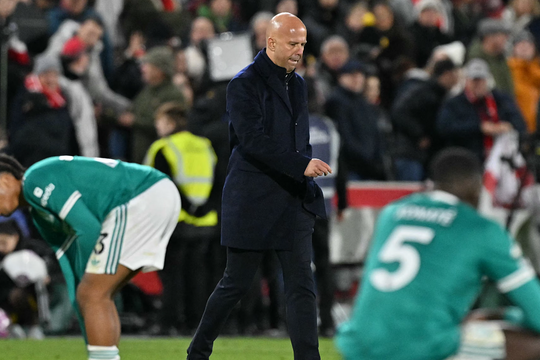 Slot: 'Liverpool vẫn chưa có lời giải trước lối đá bóng dài'