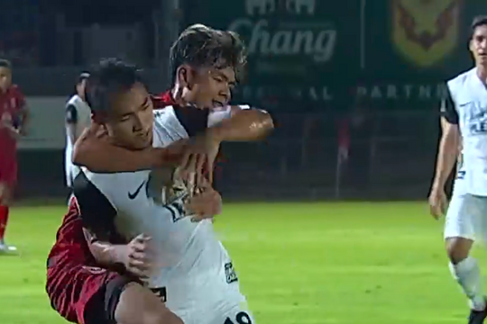 Chanathip bị đuổi vì giật chỏ vào mặt đối thủ ở Thai League 1