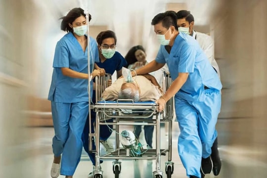 20 km đưa bố đột quỵ đi cấp cứu vì bệnh viện gần nhà quá tải