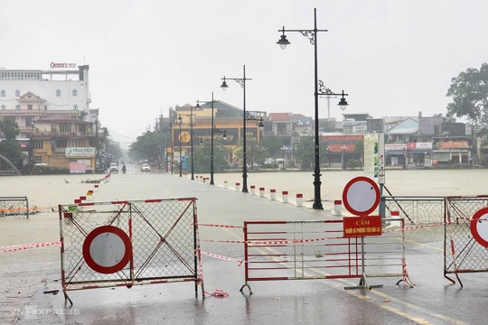 Lũ tràn về đô thị Huế