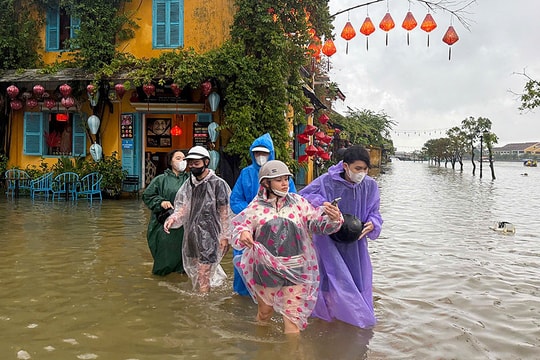 Lũ tràn về đô thị Huế, Hội An