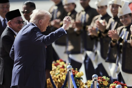 Ông Trump nhún nhảy trong lễ đón tại sân bay Malaysia