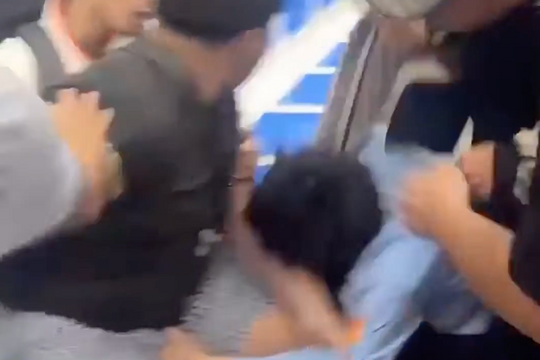 Bảo vệ bị hành hung trên tàu metro vì nhắc khách giữ trật tự