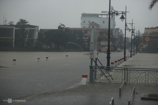 Huế cho học sinh nghỉ học tránh lũ