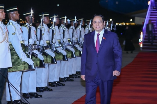 Thủ tướng tới Malaysia, bắt đầu chuyến công tác dự Hội nghị cấp cao ASEAN