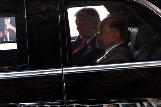 Thủ tướng Malaysia kể chuyện ông Trump mời ngồi xe 'Quái thú'
