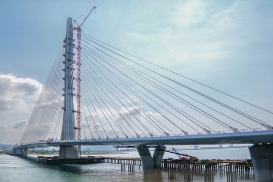 Cầu dây văng bất đối xứng dài nhất thế giới