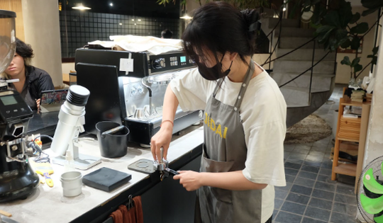 Làm việc ca đêm - cơ hội thu nhập hay vòng xoáy mệt mỏi với sinh viên?