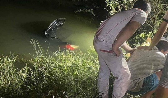 Xe ô tô lao xuống kênh, 4 người tử vong