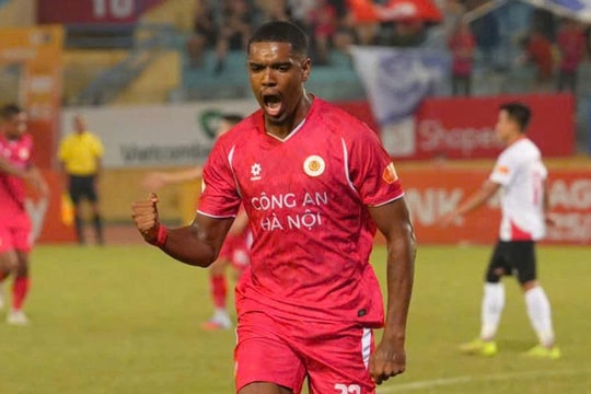 Cầu thủ đánh nguội bị thẻ đỏ, CLB Công an Hà Nội vẫn thắng Công an TP.HCM