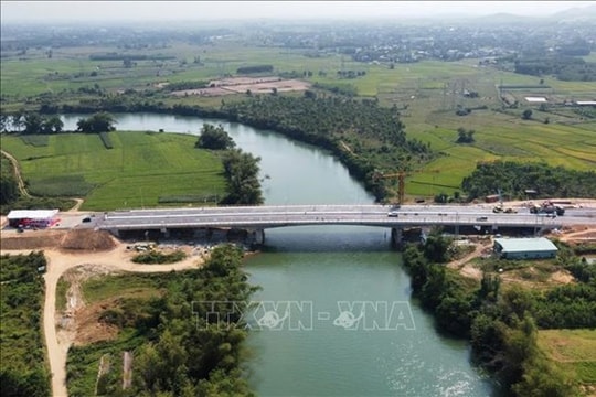 Phú Thọ dừng lưu thông qua cầu Sông Lô để xử lý sự cố trụ cầu