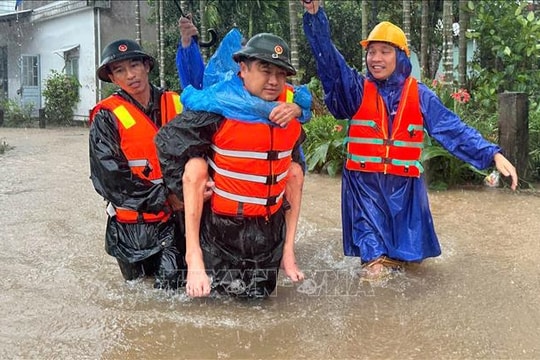 Quân đội chủ động ứng phó với lũ đặc biệt lớn trên các sông tại Huế và Đà Nẵng