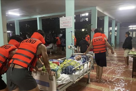Huế: Kịp thời đưa bệnh nhân trong bệnh viện bị ngập lụt đến nơi an toàn