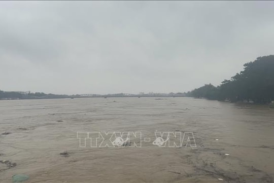 Lũ trên các sông dâng cao, 32 xã, phường tại Huế ngập sâu