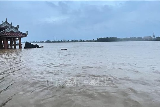 Bộ Quốc phòng yêu cầu tập trung ứng phó khẩn cấp và khắc phục hậu quả mưa lũ tại Trung Bộ