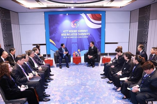 Thủ tướng Phạm Minh Chính gặp Thủ tướng Thái Lan Anutin Charnvirakul