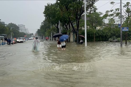 Nhiều tuyến đường tại Huế bị chia cắt, lũ sông Hương vẫn trên báo động 3