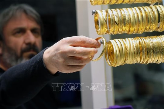 Đồng USD mạnh lên gây áp lực lên giá vàng