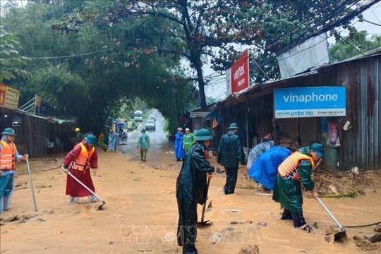 Lực lượng vũ trang Đà Nẵng hỗ trợ nhân dân ứng phó mưa lớn kéo dài