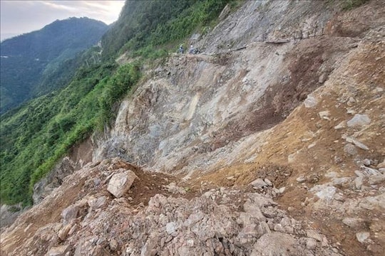 Sạt lở trên cao tốc La Sơn - Túy Loan, các phương tiện lưu thông theo Quốc lộ 1