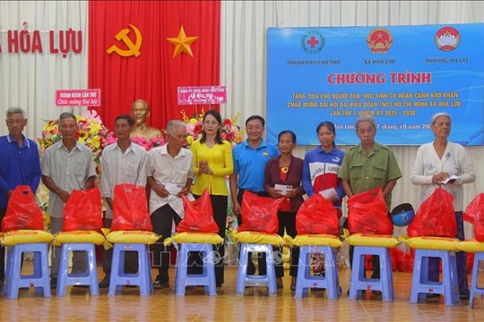 Hỗ trợ các gia đình, học sinh có hoàn cảnh khó khăn vươn lên trong cuộc sống