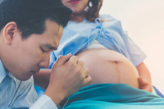 Đưa nhân tình đi đẻ, tôi tái mặt khi gặp một người trước cửa phòng hộ sinh